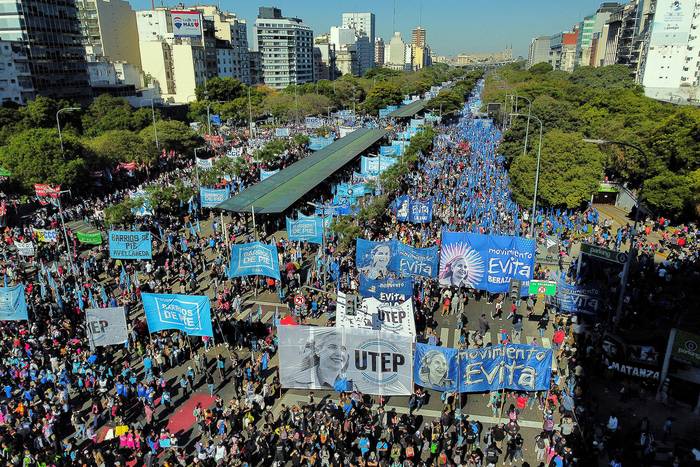Manifestación de organizaciones sociales contra los acuerdos con el FMI y la reducción de los planes sociales, en la avenida 9 de Julio frente al edificio del Ministerio de Desarrollo Social, en Buenos Aires (18.05.2023). · Foto: Luis Robayo, AFP