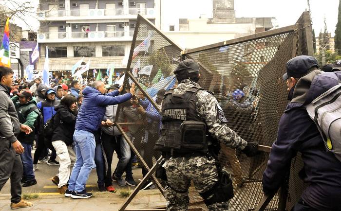 Manifestantes chocan con policías de infantería frente a la Legislatura de Jujuy (20.06.2023). · Foto: Edgardo A. Valera, Telam, AFP