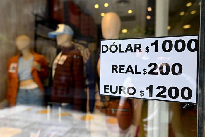 Valores de moneda de cambio del dólar blue, en Buenos Aires (10.10.2023). · Foto: Luis Robayo, AFP
