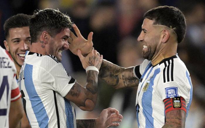 Los argentinos Rodrigo de Paul y Nicolás Otamendi, después de anotar ante Paraguay, este jueves, en el estadio Monumental, en Buenos Aires. · Foto: Juan Mabromata,  AFP