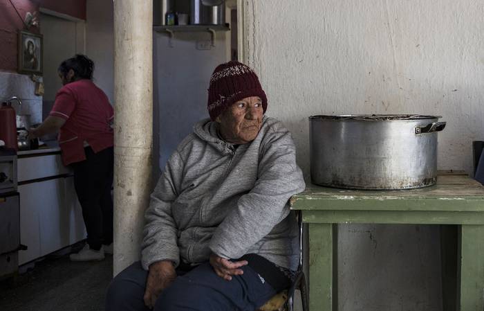 Una usuaria del albergue Hogar Mama Cecilia, que brinda atención diaria a ancianos pobres y sin hogar, el 31 de julio de 2021, en la provincia de Buenos Aires, Argentina. · Foto: Cristian Scotellaro, AFP