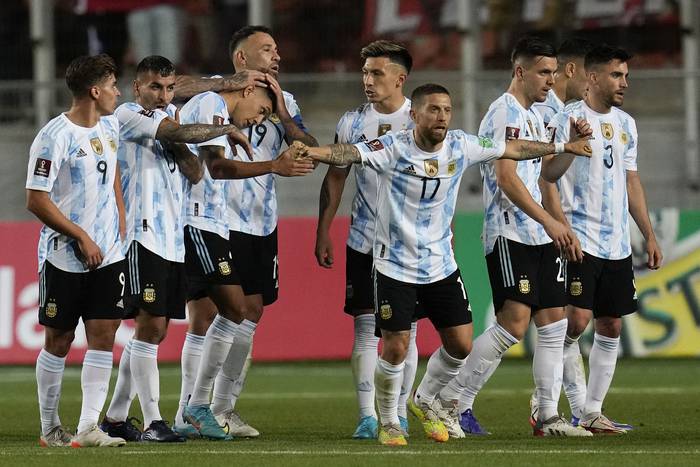 Los jugadores de Argentina celebran después de derrotar a Chile, este jueves, en el estadio Zorros del Desierto en Calama, Chile. · Foto: Esteban Félix, pool, AFP