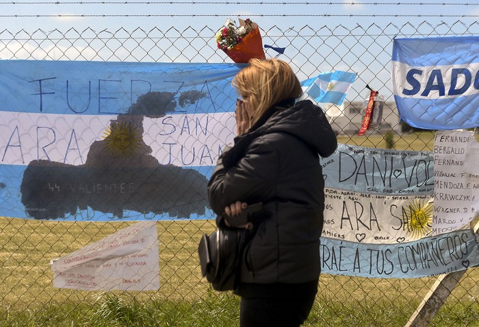 Familiar de marinos desaparecidos en el submarino argentino ARA San Juan, en la base naval de Mar Del Plata. / foto: Eitan Abramovich, Afp