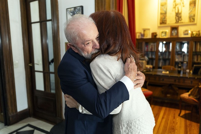 Cristina Fernández recibe en su domicilio a Luiz Inácio Lula da Silva, ayer, en Buenos Aires.
Foto: AFP, @cfkargentina