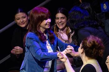 Cristina Fernández saluda a sus partidarios antes de pronunciar un discurso en el Saldías Polo Cultural de Buenos Aires, el 25 de mayo. · Foto: Tomás Cuesta, AFP