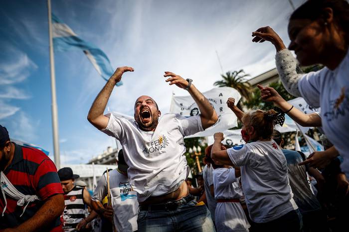 Miles de personas festejan el Día de la Lealtad Peronista con una marcha a favor del gobierno en la Plaza de Mayo,  en Buenos Aires. · Foto: Juan Ignacio Roncoroni, EFE 