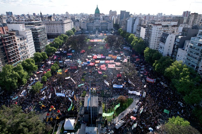 Protesta contra el ajuste presupuestario a las universidades públicas, el 2 de octubre, en Buenos Aires. · Foto: Emiliano Lasalvia, AFP