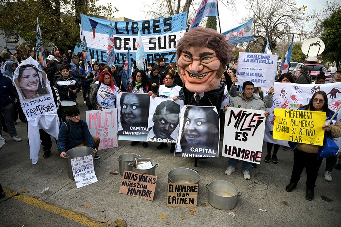 Integrantes de organizaciones sociales durante una protesta contra Javier Milei, el 29 de mayo, frente a un depósito de alimentos del Ministerio de Capital Humano. · Foto: Juan Mabromata,  AFP