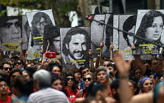 Una manifestación se dirige a Plaza de Mayo para conmemorar el 49º aniversario del golpe militar de 1976, el 24 de marzo, en Buenos Aires. · Foto: Luis Robayo, AFP