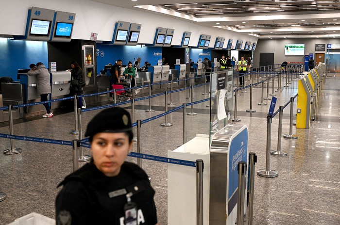 Mostrador vacío de Aerolíneas Argentinas en el Aeropuerto Internacional Jorge Newbery de Buenos Aires. · Foto: Luis Robayo, AFP