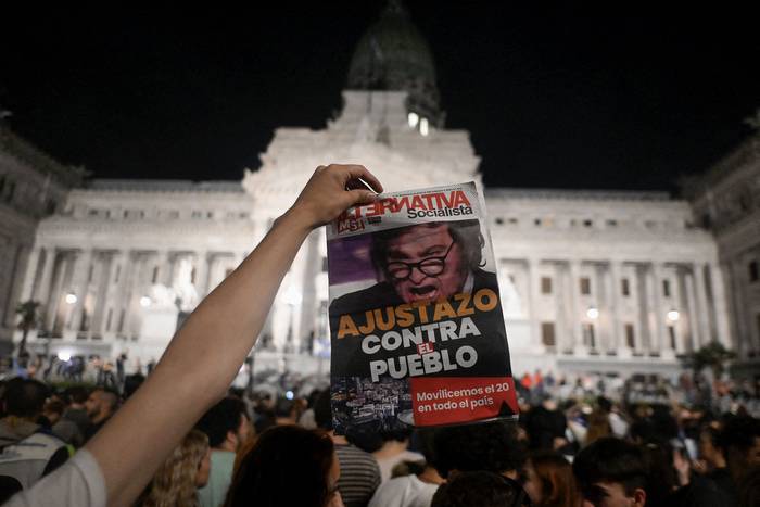 Protestas frente al Congreso Nacional, contra el Decreto de Necesidad y Urgencia presentado por Javier Milei, el 21 de diciembre. · Foto: Luis Robayo, AFP
