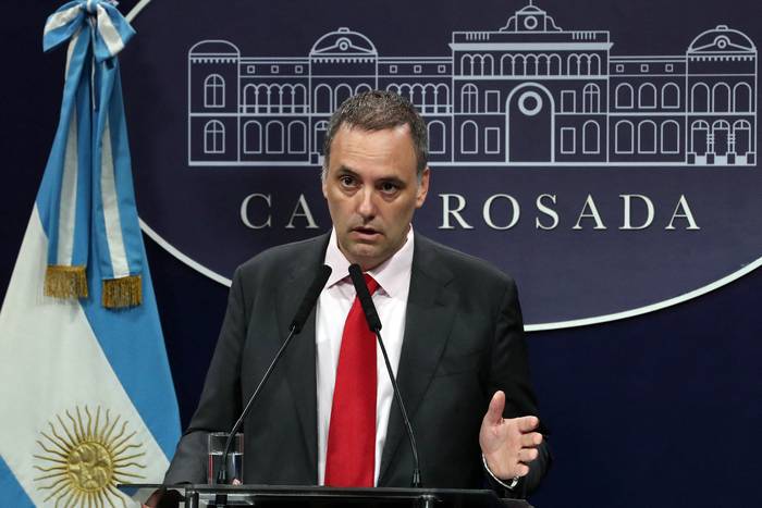 Manuel Adorni en una conferencia de prensa, este jueves, en la Casa Rosada. · Foto: Presidencia Argentina
