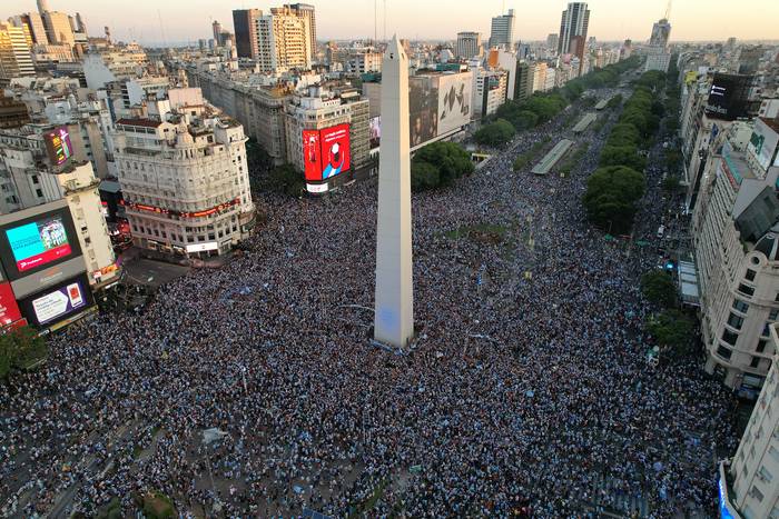 Festejos en la avenida 9 de Julio, luego del triunfo de Argentina ante Croacia, el 13 de diciembre, en Buenos Aires. · Foto: Emiliano Lasalvia, AFP