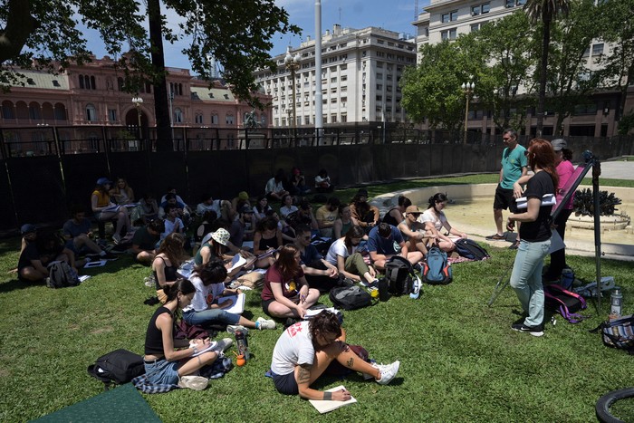 Estudiantes universitarios toman clases públicas, el 22 de octubre, en la Plaza de Mayo, en protesta contra el veto del presidente argentino, Javier Milei, al presupuesto aprobado por el Congreso argentino. · Foto: Juan Mabromata / AFP