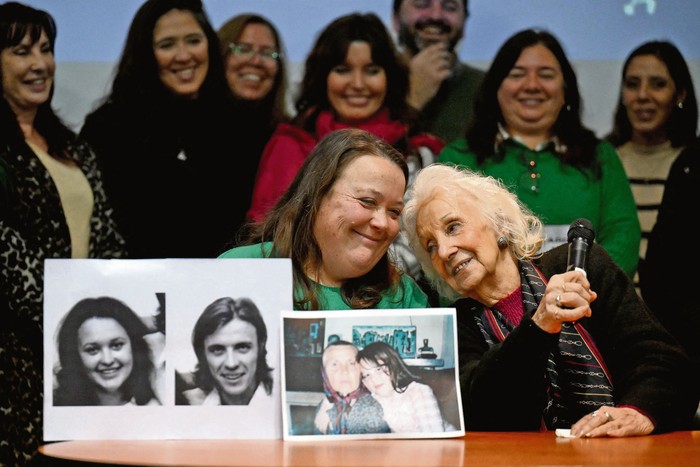 Estela de Carlotto (der.), presidenta de Abuelas de Plaza de Mayo, junto a Adriana Metz Romero (izq.), hermana del nieto 140, durante una conferencia de prensa en la Casa de la Identidad, el 7 de julio, en Buenos Aires. · Foto: Luis Robayo, AFP Estela de Carlotto (der.), presidenta de Abuelas de Plaza de Mayo, junto a Adriana Metz Romero (izq.), hermana del nieto 140, durante una conferencia de prensa en la Casa de la Identidad, el 7 de julio, en Buenos Aires. · Foto: Luis Robayo, AFP