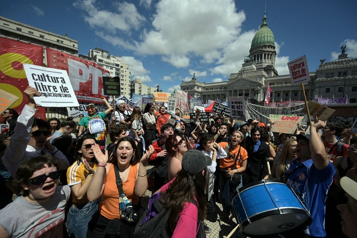 Estudiantes universitarios protestan frente al Congreso mientras legisladores debaten el veto del presidente argentino Javier Milei a una ley que busca mejorar el presupuesto de las instituciones de educación superior, el 9 de octubre, en Buenos Aires. · Foto: Juan Mabromata / AFP