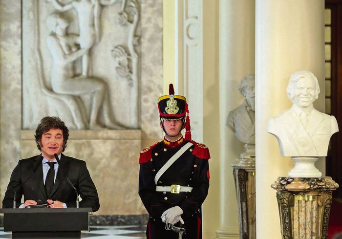 Javier Milei, el 14 de mayo, en la colocación del busto presidencial de Carlos Menem en el Hall de Honor de Casa Rosada. · Foto: Casa Rosada, s/d de autor