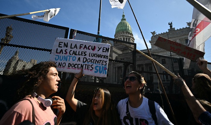 Movilización estudiantil frente al Congreso argentino, el 9 de octubre. · Foto: Luis Robayo, AFP