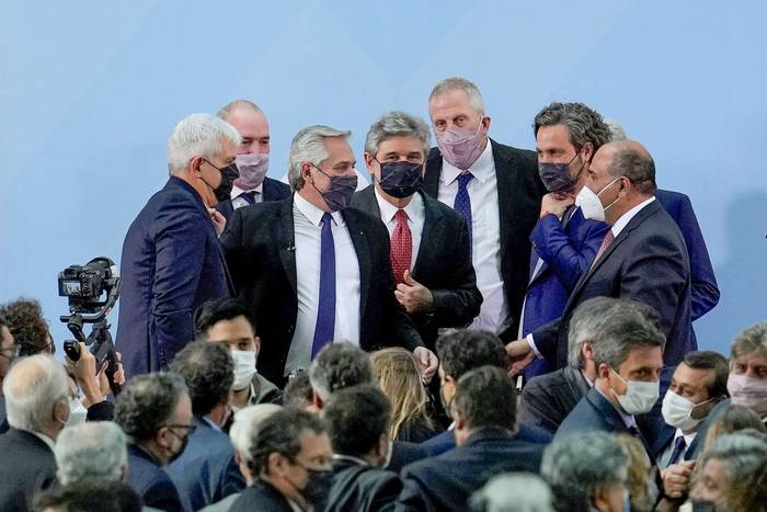 El presidente Alberto Fernández junto a varios de los nuevos integrantes del gabinete luego de tomarles juramento, en Buenos Aires. · Foto: Natacha Pisarenko, pool, EFE