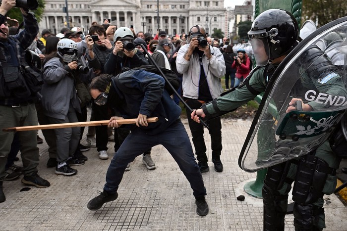 Represión policial durante una protesta convocada por jubilados contra las medidas económicas del gobierno de Milei, el 21 de mayo, frente al Congreso Nacional en Buenos Aires. · Foto: Luis Robayo, AFP