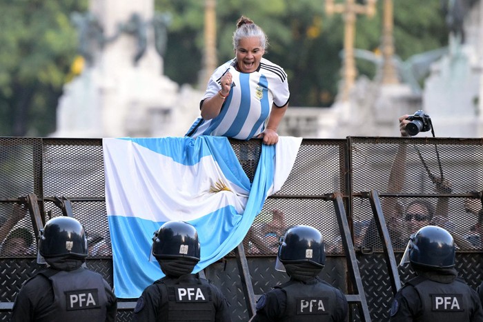 Protesta de jubilados contra el gobierno de Javier Milei, el 19 de marzo, frente al Congreso Nacional en Buenos Aires. · Foto: Juan Mabromata / AFP