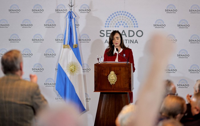 Victoria Villarruel durante la ceremonia por el Día Internacional de Conmemoración de las Víctimas del Terrorismo, en el Salón Azul del Congreso Nacional, en Buenos Aires. · Foto: Emiliano Lasalvia, AFP