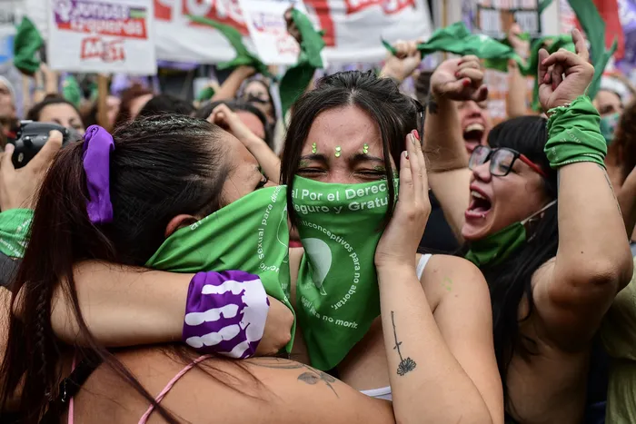 Festejos frente al Congreso argentino, el 11 de diciembre de 2020, luego de que los legisladores aprobaran el proyecto de ley para legalizar el aborto. · Foto: Ronaldo Schemidt, AFP