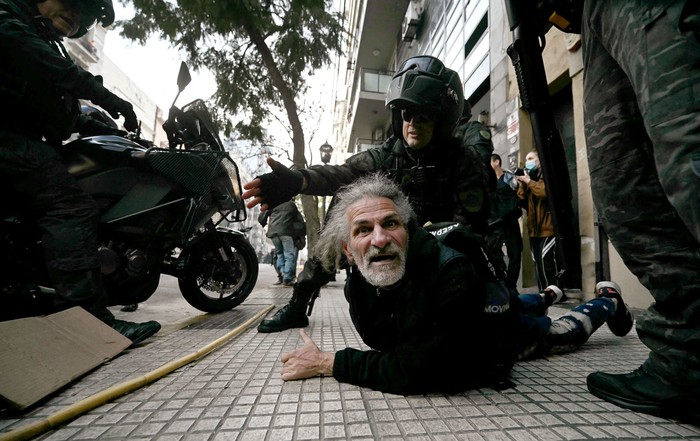 Un jubilado es detenido por la Policía antidisturbios durante una protesta, el 11 de setiembre, frente al Congreso Nacional, en Buenos Aires. · Foto: Luis Robayo, AFP