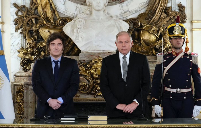 Javier Milei y su nuevo ministro de Relaciones Exteriores, Gerardo Werthein, en la Casa Rosada, el 4 de noviembre. · Foto: Presidencia Argentina