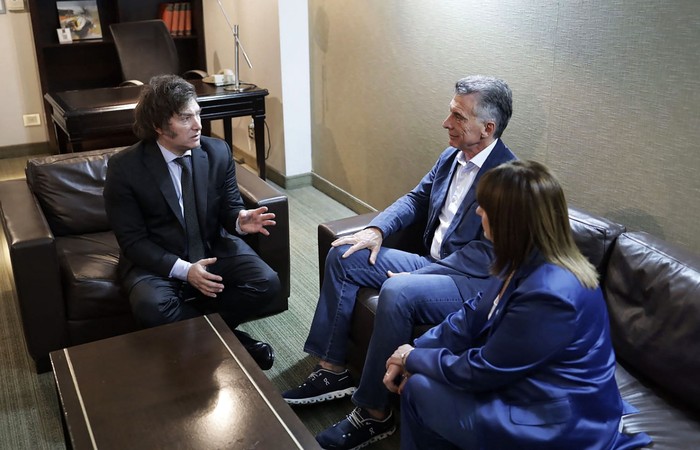 Javier Milei, Mauricio Macri y Patricia Bullrich en el búnker de Milei después de ganar la segunda vuelta. · Foto: AFP, Oficina de Prensa de La Libertad Avanza