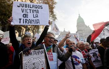 Marcha semanal de jubilados contra el gobierno del presidente Javier Milei, frente al Congreso Nacional en Buenos Aires, el 4 de junio. · Foto: Emiliano Lasalvia, AFP