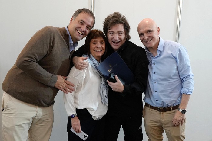 Manuel Adorni, portavoz presidencial, Patricia Bullrich, ministra de Seguridad, Javier Milei, presidente argentino y José Luis Espert, legislador oficialista, el 14 de marzo,  en la feria agrícola "Expoagro" en San Nicolás de los Arroyos, provincia de Buenos Aires. · Foto: Presidencia Argentina