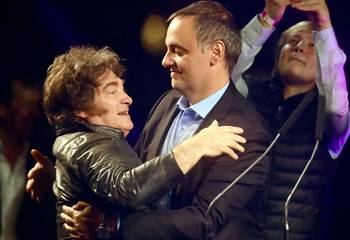 Javier Milei y Manuel Adorni, durante el acto de cierre de campaña en Buenos Aires el 14 de mayo. · Foto: AFP