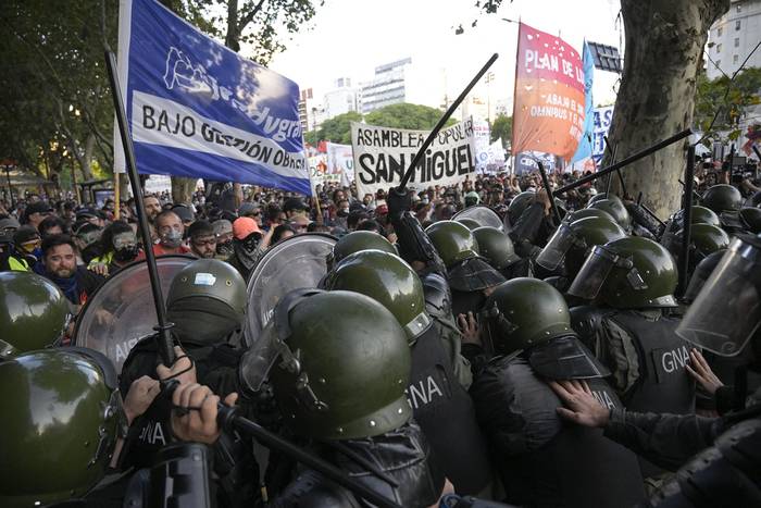 Miembros de la Gendarmería Nacional argentina se enfrentan a manifestantes, este jueves, frente al Congreso, en Buenos Aires. · Foto: Juan Mabromata,  AFP
