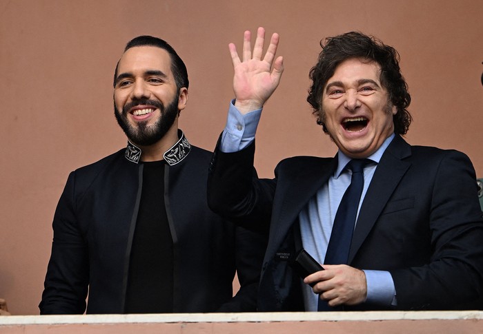 Nayib Bukele y Javier Milei, este lunes, en el balcón de la Casa Rosada, en Buenos Aires. · Foto: Luis Robayo, AFP