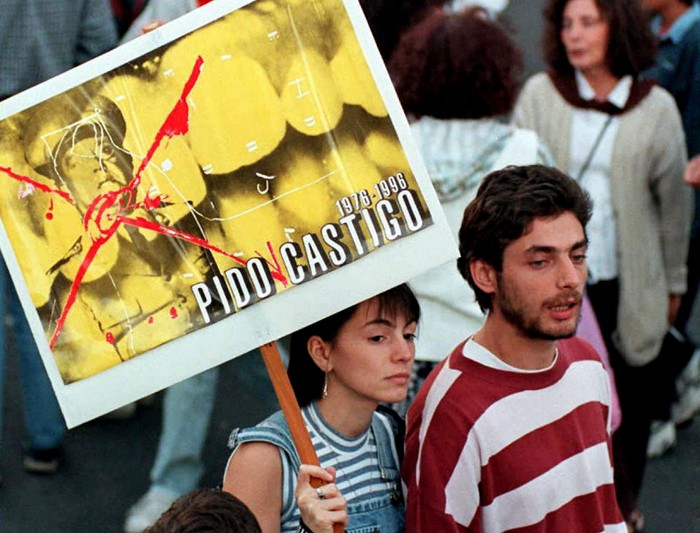 Concentración organizada al cumplirse 20 años del golpe de Estado de 1976, el 24 de marzo de 1996, en Plaza de Mayo, Buenos Aires. · Foto: Daniel García, AFP