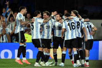 Jugadores de Argentina tras el primer gol ante Brasil, el 25 de marzo, en el estadio Más Monumental, en Buenos Aires. · Foto: Luis Robayo, AFP
