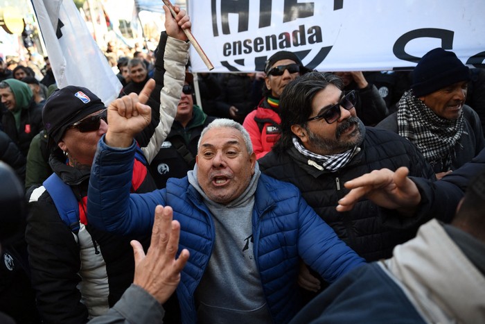 Organizaciones sociales y sindicatos protestan contra el gobierno del presidente Javier Milei, el 25 de junio, en Buenos Aires. · Foto: Luis Robayo, AFP