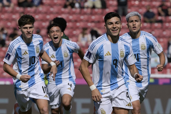 Alejo Sarco, de Argentina, festeja junto a sus compañeros luego de anotar el primer gol a Nigeria, durante  el Mundial sub-20 en Santiago, Chile. · Foto: Rodrigo Arangua, AFP