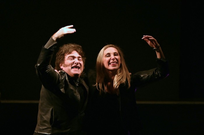 Javier Milei, y su hermana, Karina Milei, el sábado, en la plaza Lezama, en Buenos Aires. · Foto: Luis Robayo, AFP