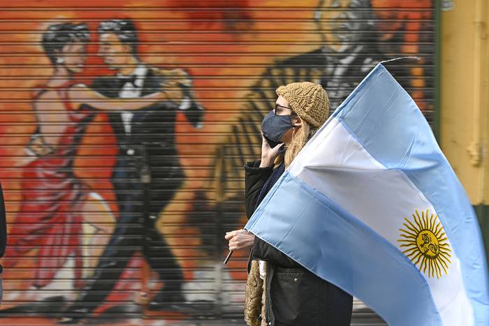 Protesta contra las políticas de salud de Alberto Fernández, dentro de las estrictas medidas aplicadas
contra el coronavirus, en la plaza República, Buenos Aires.
 · Foto: Juan Mabromata, AFP