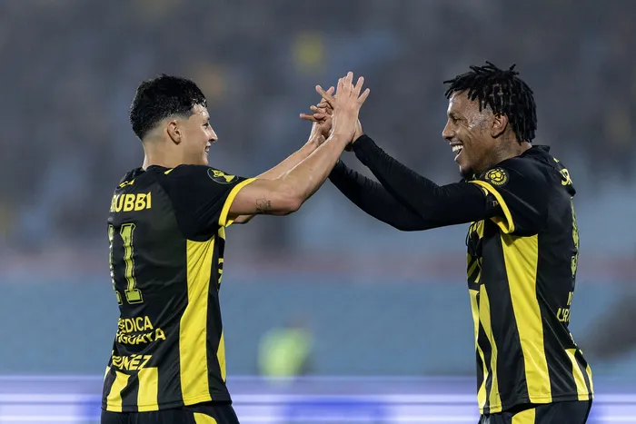 Leonel Jaime y Abel Hernández, el 5 de agosto, en el estadio Centenario. · Foto: Rodrigo Viera Amaral