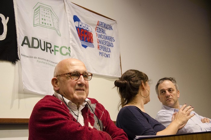 Roberto Markarian, Eleonora Navatta y Rodrigo Arim, en el debate del 28 de agosto en la Facultad de Ciencias Sociales. · Foto: Alessandro Maradei