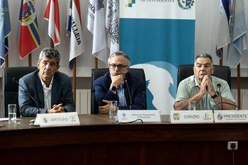 Jorge Polgar, Rodrigo Arim y Carmelo Vidalín, el 27 de marzo, en el Congreso de Intendentes en la Intendencia de Montevideo. · Foto: Mara Quintero