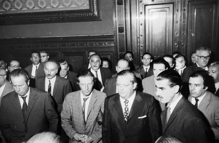 Rodney Arismendi,
Zelmar Michelini,
Daniel Sosa Días y
Juan Pablo Terra en
el velatorio de Julio
Spósito, en Setiembre
de 1971.
Foto: archivo Instituto Juan
Pablo Terra