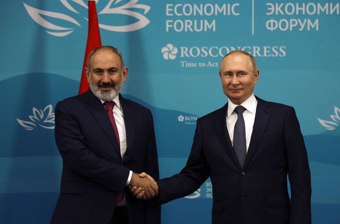 El primer ministro armenio Nikol Pashinyan y el presidente ruso Vladimir Putin, el 7 de setiembre, en Vladivostok. · Foto: Valery Sharifulin, AFP