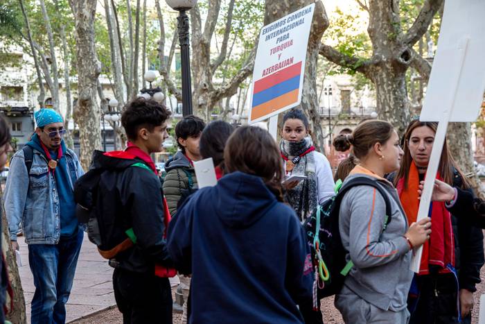 Concentración de Jóvenes Armenios del Uruguay, este miércoles, en la plaza Matriz. · Foto: Rodrigo Viera Amaral