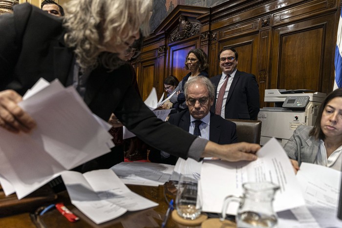 Conteo de votos, el 9 de julio, en la Asamblea General donde se elige nuevo director del Insitituto Nacional de Derechos Humanos. · Foto: Ernesto Ryan
