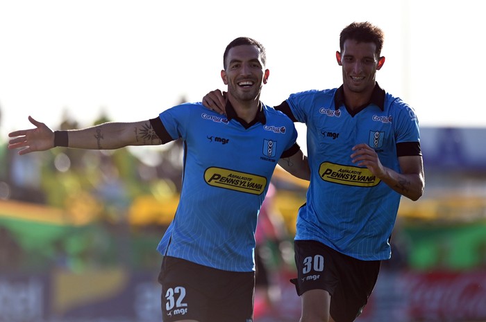 Facundo Peraza y Braian Vargas, de Uruguay Montevideo, el 4 de diciembre, en el Parque Capurro. · Foto: Alessandro Maradei