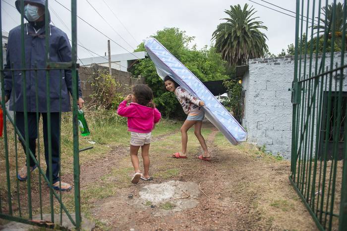 Entrega por parte de la Intendencia de Montevideo de colchones y desinfectantes a familias afectadas por la inundación. · Foto: Alessandro Maradei